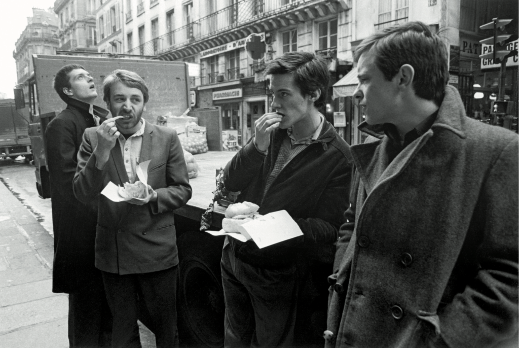 Joy Division mangeant un Kebab rue St Denis en attendant Rob Gretton parti s'amuser ailleurs (sic), Paris, 18 décembre 1979.