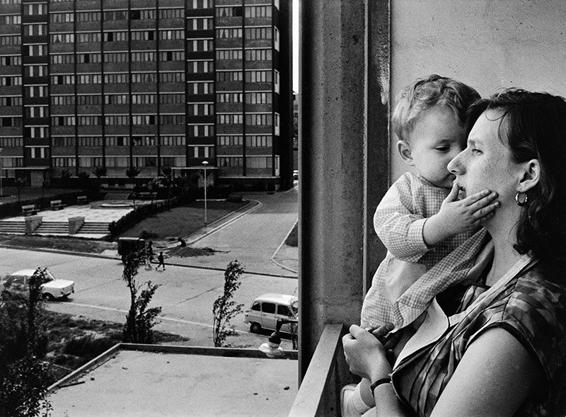 Janine Niepce, H.L.M. à Vitry. Une mère et son enfant, 1965. Tirage gélatino-argentique. Collection MEP, Paris.