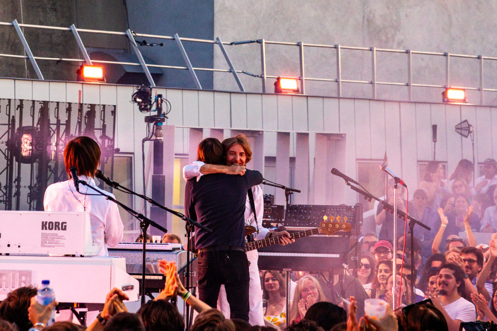 Air et Thomas Mars (Phoenix) à la fin de "Playground Love" / Photo : Philippe Lévy