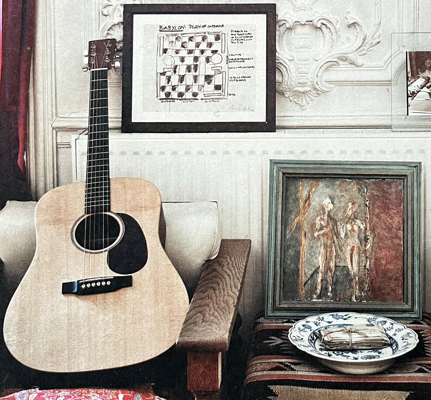 La guitare Martin D-X1AE utilisée sur les albums "Give My Love To London" et "Negative Capability" photographiée chez Marianne Faithfull pour les enchères Sotheby's.