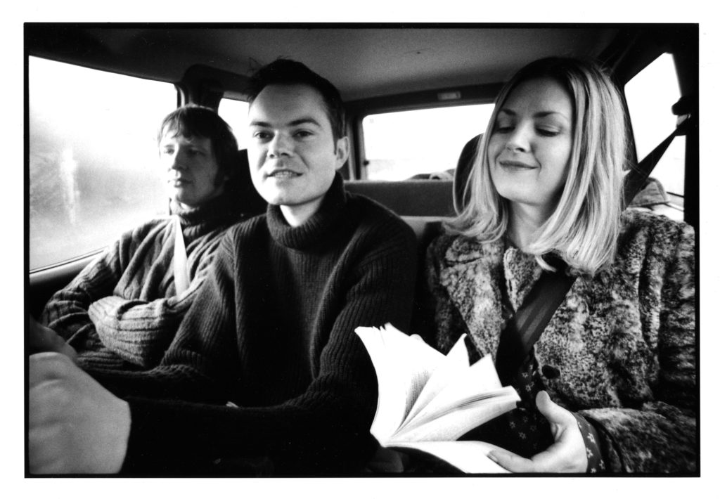 Saint Etienne in the back of a taxi / Photo : Joe Dilworth Saint Etienne in the back of a taxi / Photo : Joe Dilworth